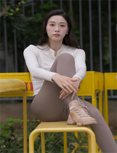 莫露露最新照片-美女和男生一起努力的生猴子